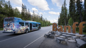 Kanada AlbertaBanff Nationalpark Bus Foto Banff Lake Louise.jpg